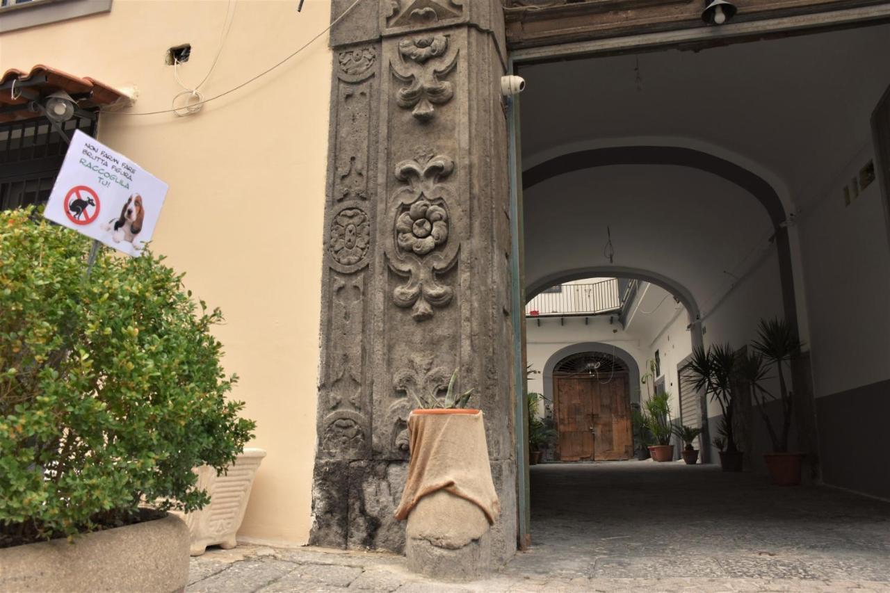La Cartolina Di Napoli Free Parking For Small Cars Only Εξωτερικό φωτογραφία